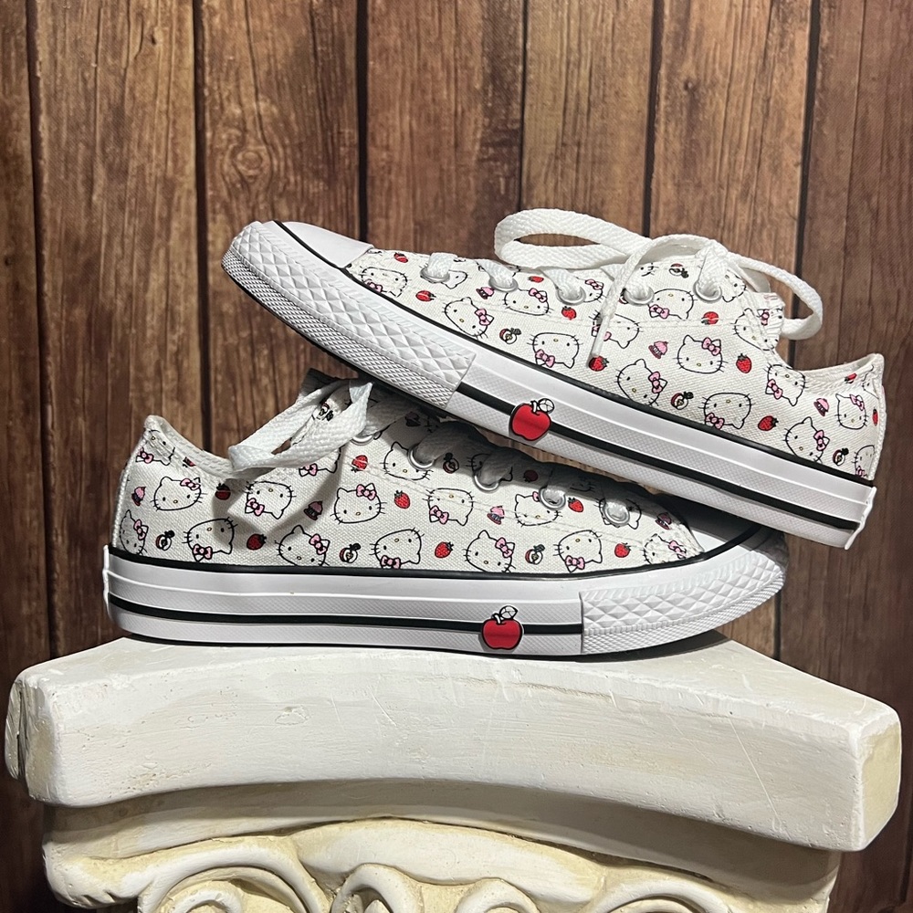 Converse Hello Kitty Chuck Taylor All Star Low White
Shoe Women size 2.
